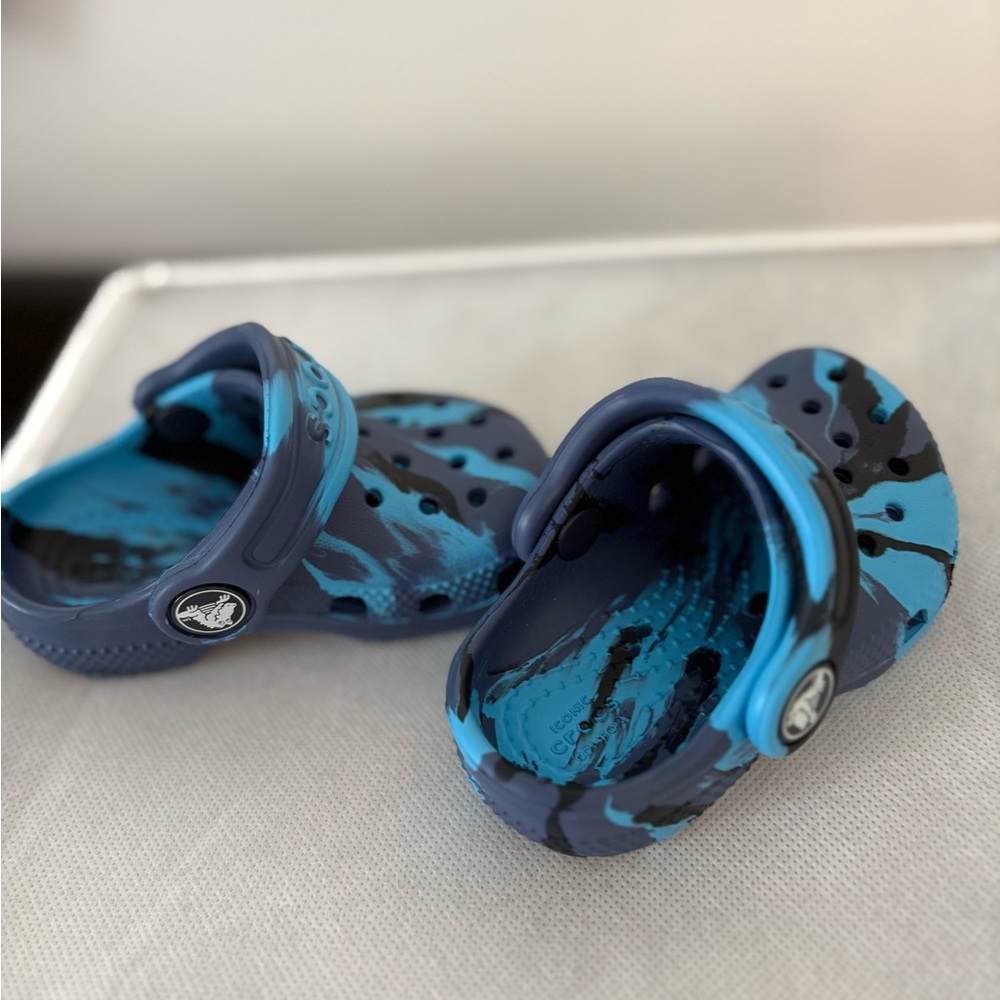 Crocs size 4 (baby) Kids Blue and Black Clogs